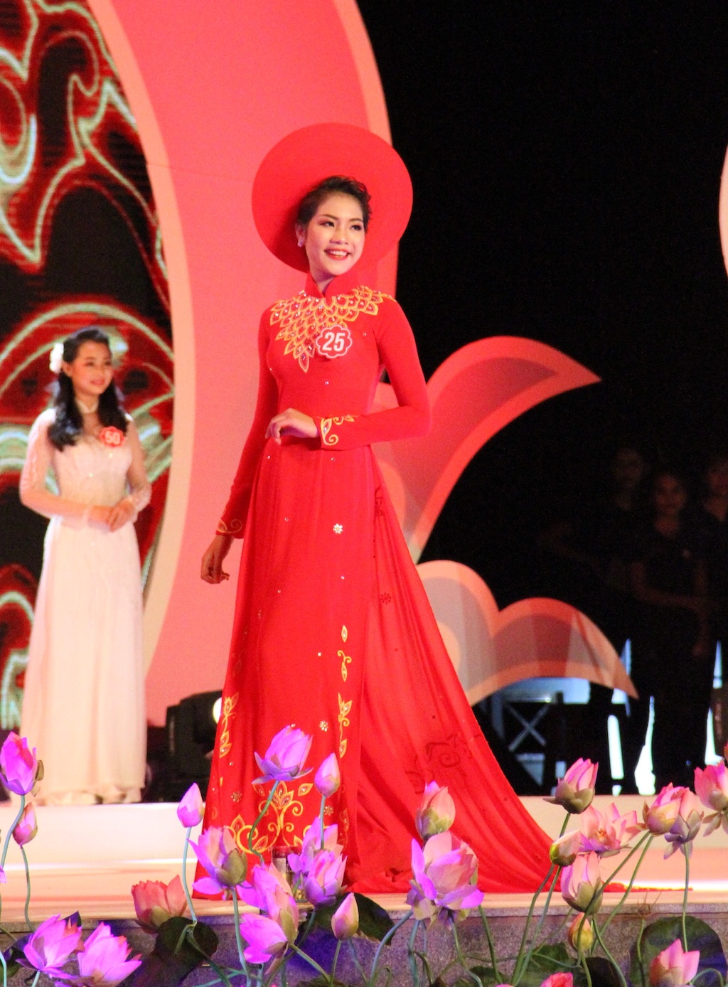 Sinh viên Học viện Hành chính Quốc gia đăng quang "Người đẹp phố biển" - 7 Các thí sinh duyên dáng trong phần thi áo dài.