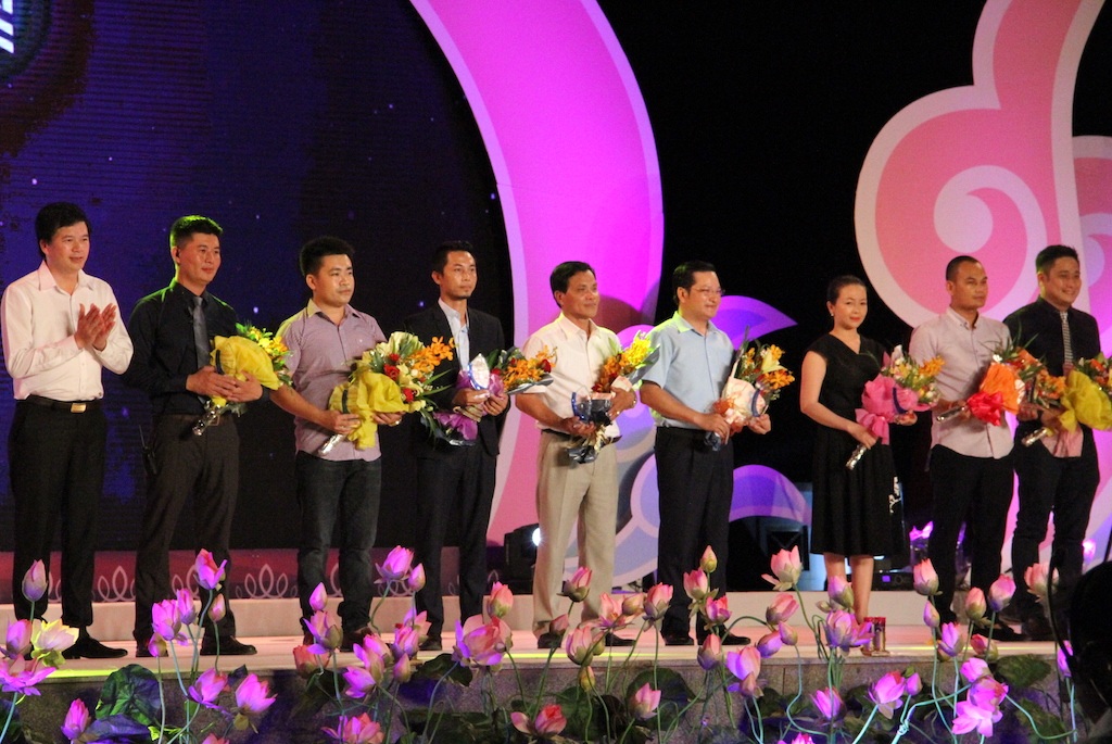 Sinh viên Học viện Hành chính Quốc gia đăng quang "Người đẹp phố biển" - 2 Mở đầu cuộc thi, Ban tổ chức đã trao hoa, kỉ niệm chương cho các nhà tài trợ chính cho cuộc thi.