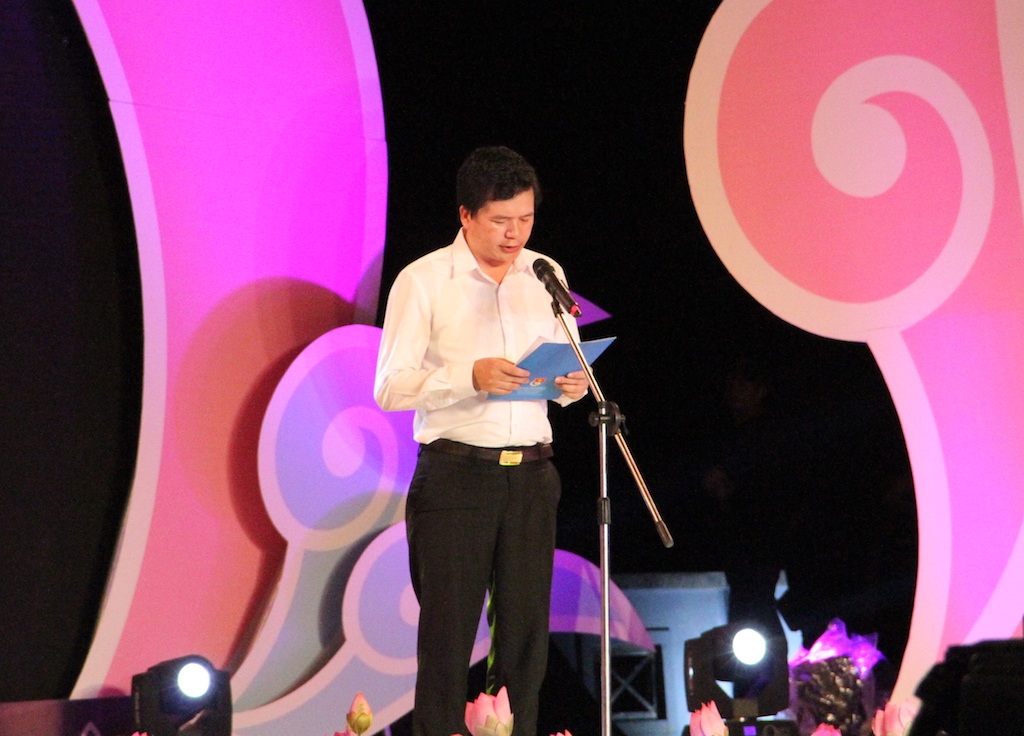 Sinh viên Học viện Hành chính Quốc gia đăng quang "Người đẹp phố biển" - 1 Ông Nguyễn Đình Hùng - Bí thư tỉnh đoàn Nghệ An phát biểu mở đầu cuộc thi.