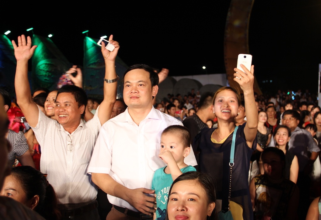 Sinh viên Học viện Hành chính Quốc gia đăng quang "Người đẹp phố biển" - 23 Người thân của các thí sinh vỡ oà sung sướng.