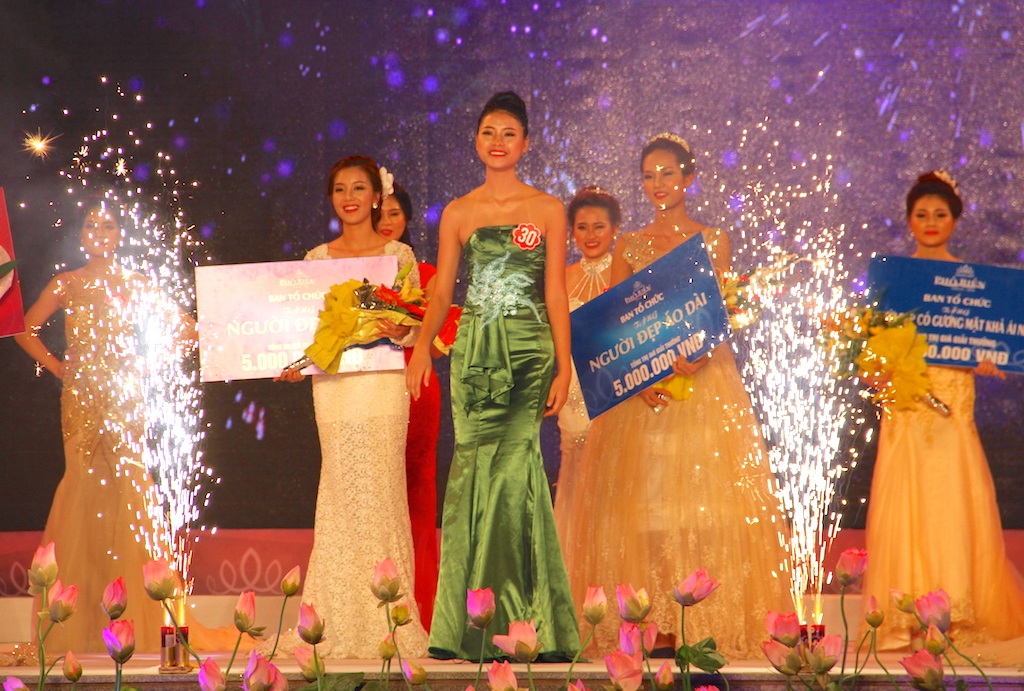 Sinh viên Học viện Hành chính Quốc gia đăng quang "Người đẹp phố biển" - 22 Giây phút đăng quang của người đẹp Đào Thị Hà.