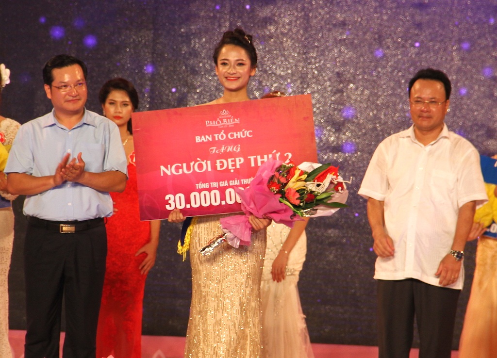 Sinh viên Học viện Hành chính Quốc gia đăng quang "Người đẹp phố biển" - 21 Cao Thị Mai Ly (SBD 68, đến từ Thái Hòa).