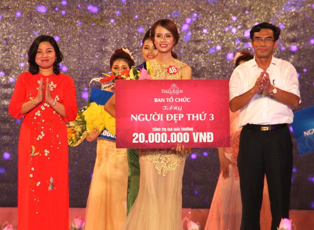 Sinh viên Học viện Hành chính Quốc gia đăng quang "Người đẹp phố biển" - 20 Võ Thị Thảo (SBD 46, đến từ thị xã Cửa Lò), người đẹp thứ hai.