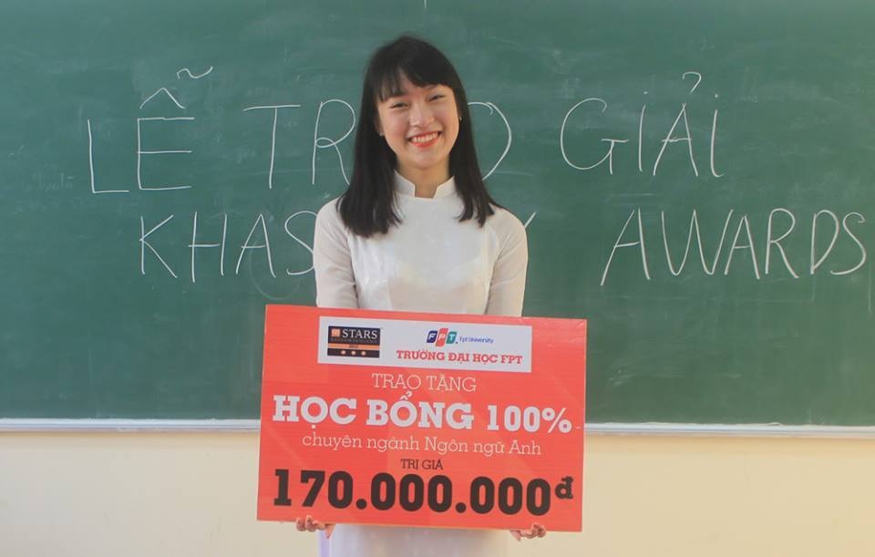 Nữ sinh “bắn liên thanh” 7 thứ tiếng đạt 25,53 điểm thi đại học - 2 Trước đó Khánh Vy đã dành được học bổng toàn phần của trường ĐH FPT với tổng trị giá 170 triệu đồng.