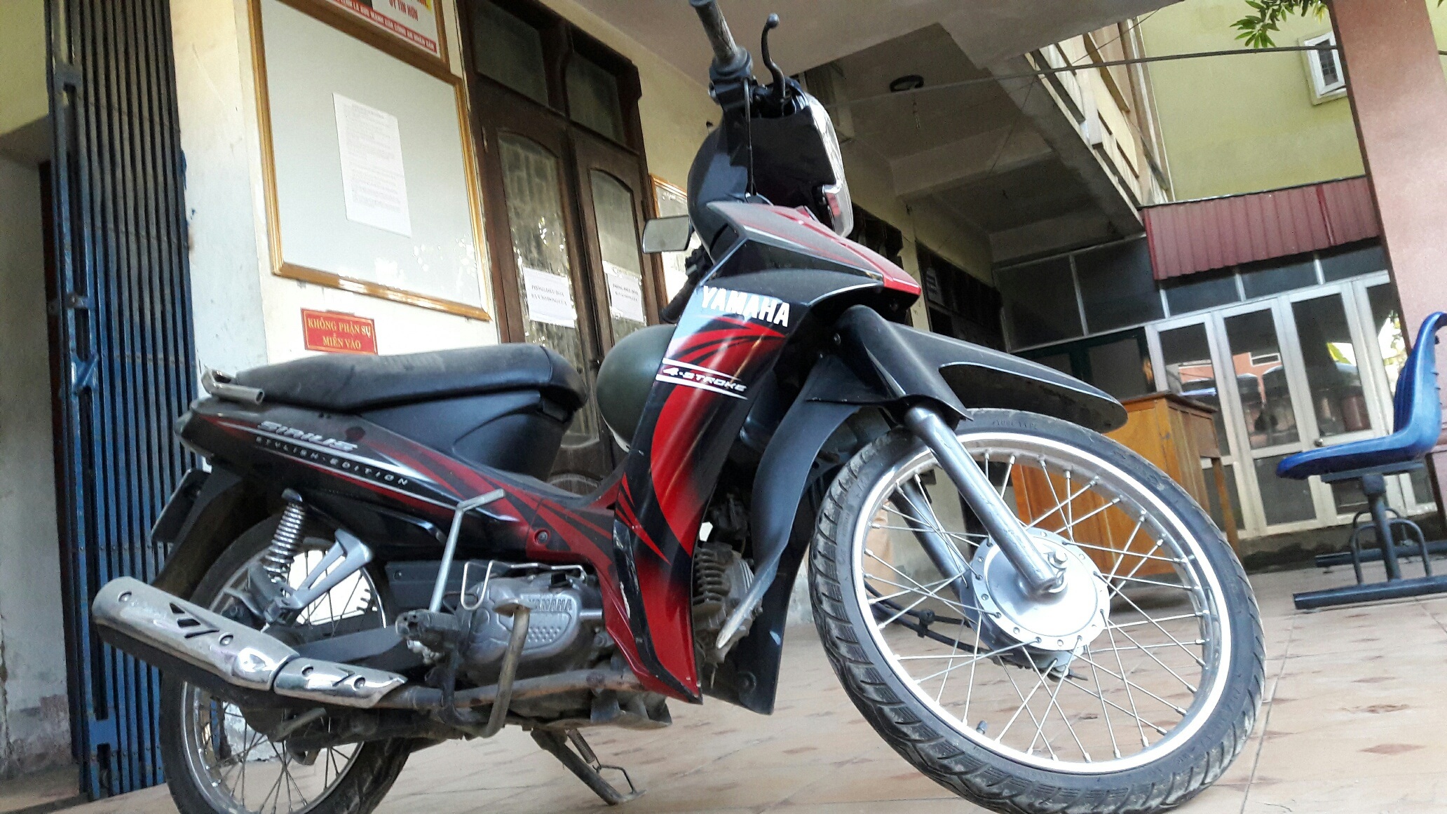 Điều khiển xe ăn cắp, gặp CSGT đành "bỏ của chạy lấy người" - 1 Nam thanh niên đã bỏ lại chiếc xe máy chạy trốn sau khi bị lực lượng CSGT TP Vinh yêu cầu dừng phương tiện.