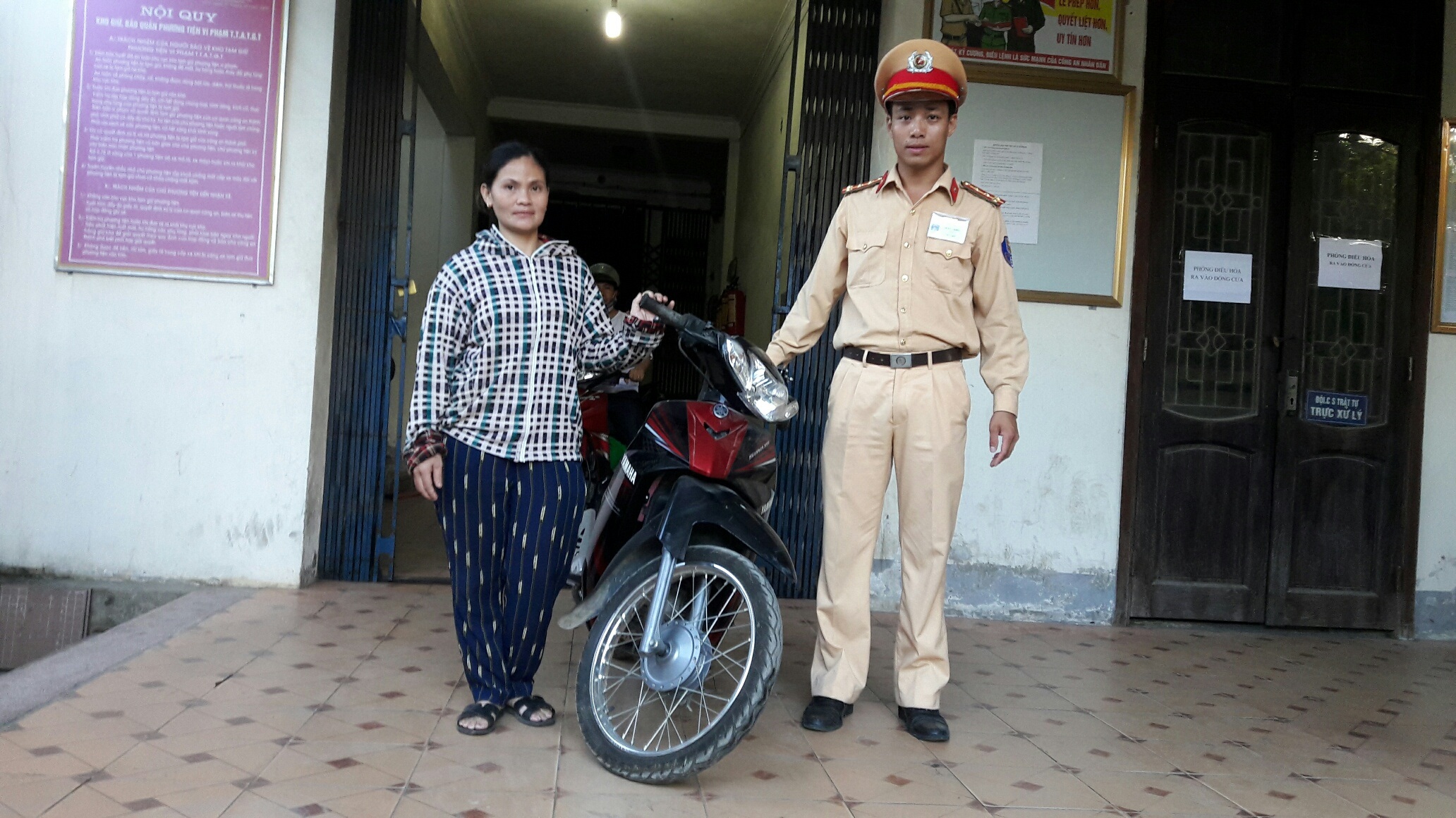 Điều khiển xe ăn cắp, gặp CSGT đành "bỏ của chạy lấy người" - 2 CSGT TP Vinh trao trả lại chiếc xe máy cho chị Đặng Thị Trung sau 2 năm bị mất cắp.