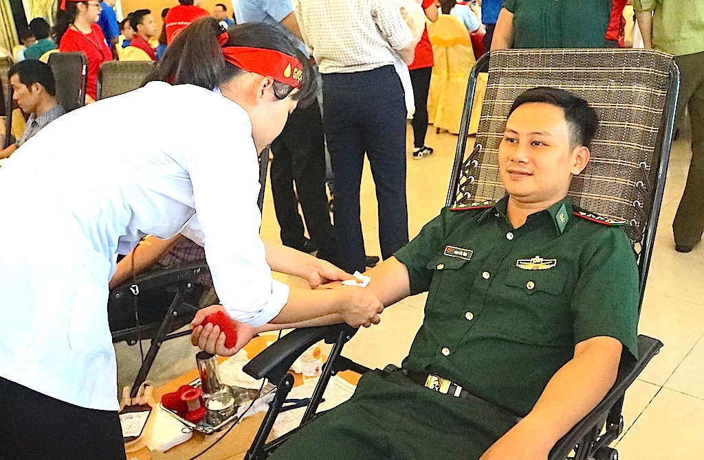 “Giọt hồng xứ Nghệ” kết nối cùng dòng máu Việt - 7 Cán bộ Biên phòng Nghệ An tham gia hiến máu.