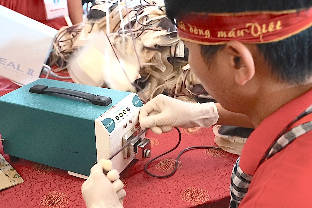 “Giọt hồng xứ Nghệ” kết nối cùng dòng máu Việt - 16 Công đoạn cuối cùng là ép vòi nhựa không để máu chảy ra ngoài và được bảo quản cẩn thận.
