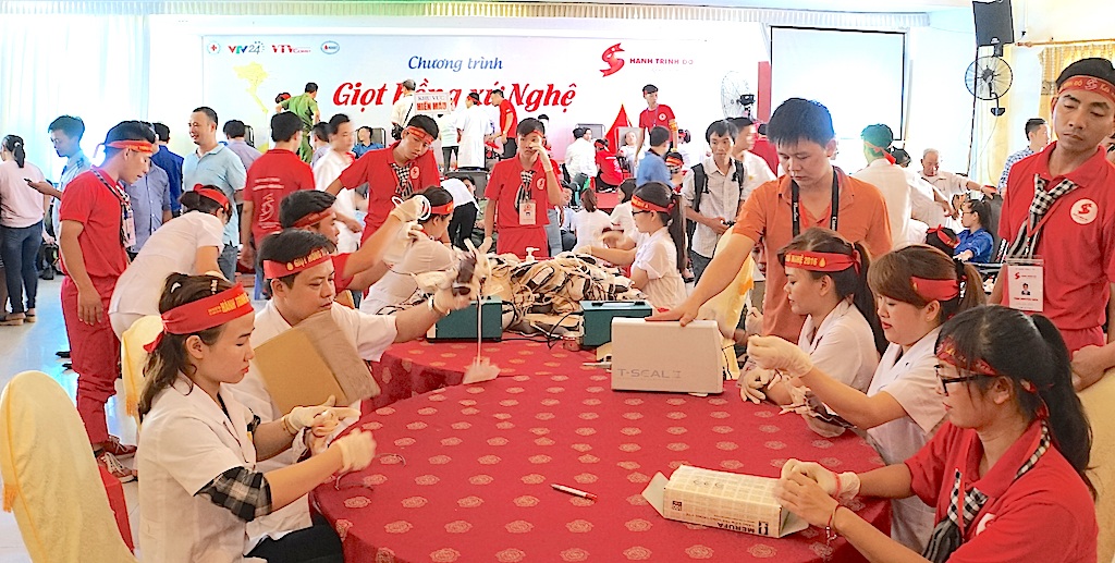 “Giọt hồng xứ Nghệ” kết nối cùng dòng máu Việt - 15 Hơn 1000 đơn vị máu thu được trong chương trình Giọt hồng xứ Nghệ.