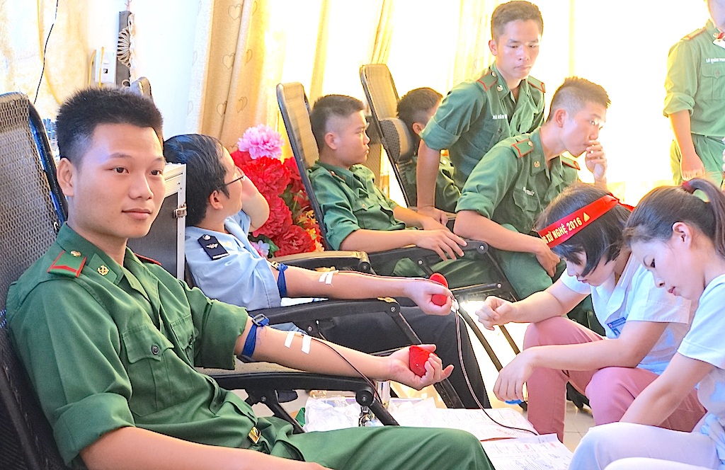 “Giọt hồng xứ Nghệ” kết nối cùng dòng máu Việt - 8 Một chiến sĩ trẻ nhiệt huyết trong việc hiến máu cứu người.