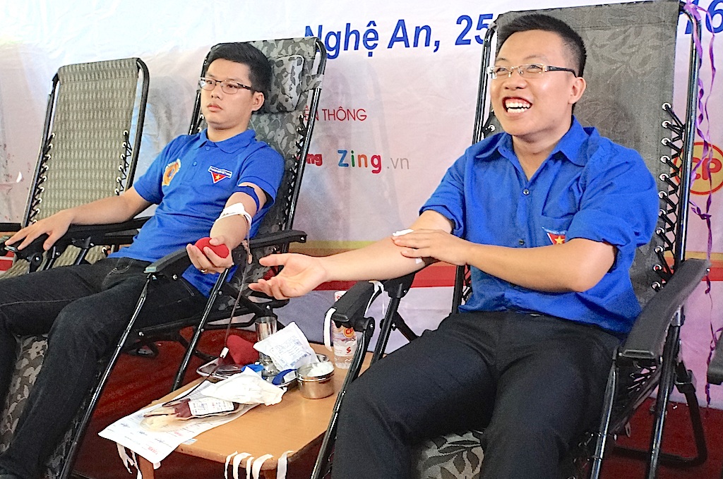 “Giọt hồng xứ Nghệ” kết nối cùng dòng máu Việt - 10 Những nụ cười tươi tắn, vui vẻ của đoàn viên thanh niên khi tham gia hiến máu như nhiệm vụ bất khả thi.