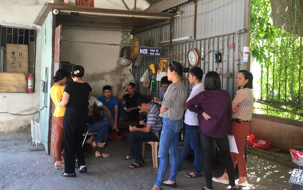 Vụ bác sĩ, y sĩ, nhân viên… bãi công vì bệnh viện nợ lương: Sở Y tế Nghệ An cử cán bộ giám sát - 1 Người lao động tập trung phản ánh với PV tại cuộc gặp trưa 1/8.