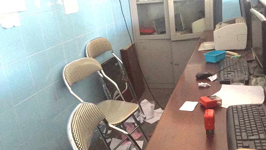 Vụ bác sĩ, y sĩ, nhân viên… bãi công vì bệnh viện nợ lương: Sở Y tế Nghệ An cử cán bộ giám sát - 2 Con dấu, giấy tờ... vứt ngổn ngang.