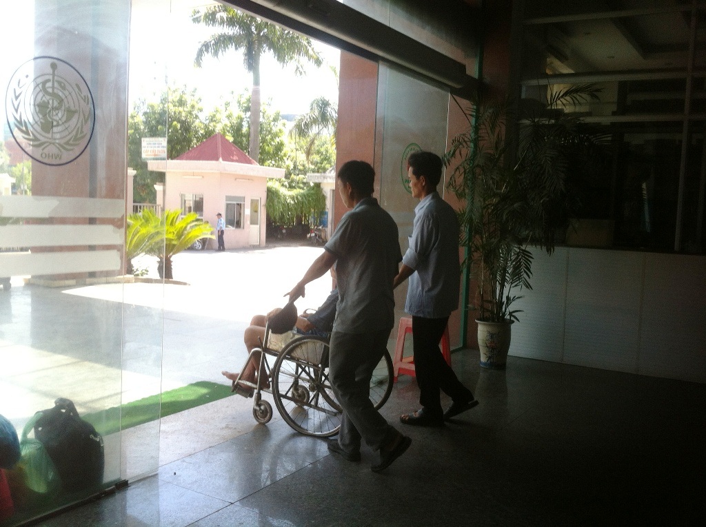 
Anh Phan Lệ Sáng, cháu của bệnh nhân Sáu cho biết: “Gia đình đưa ông Sáu vào khám và nhập viện từ hôm thứ 6 tuần vừa rồi vì bệnh tê liệt chân trái. Nhưng từ hôm chủ nhật đã không thấy có y bác sỹ nào đến thăm khám.
