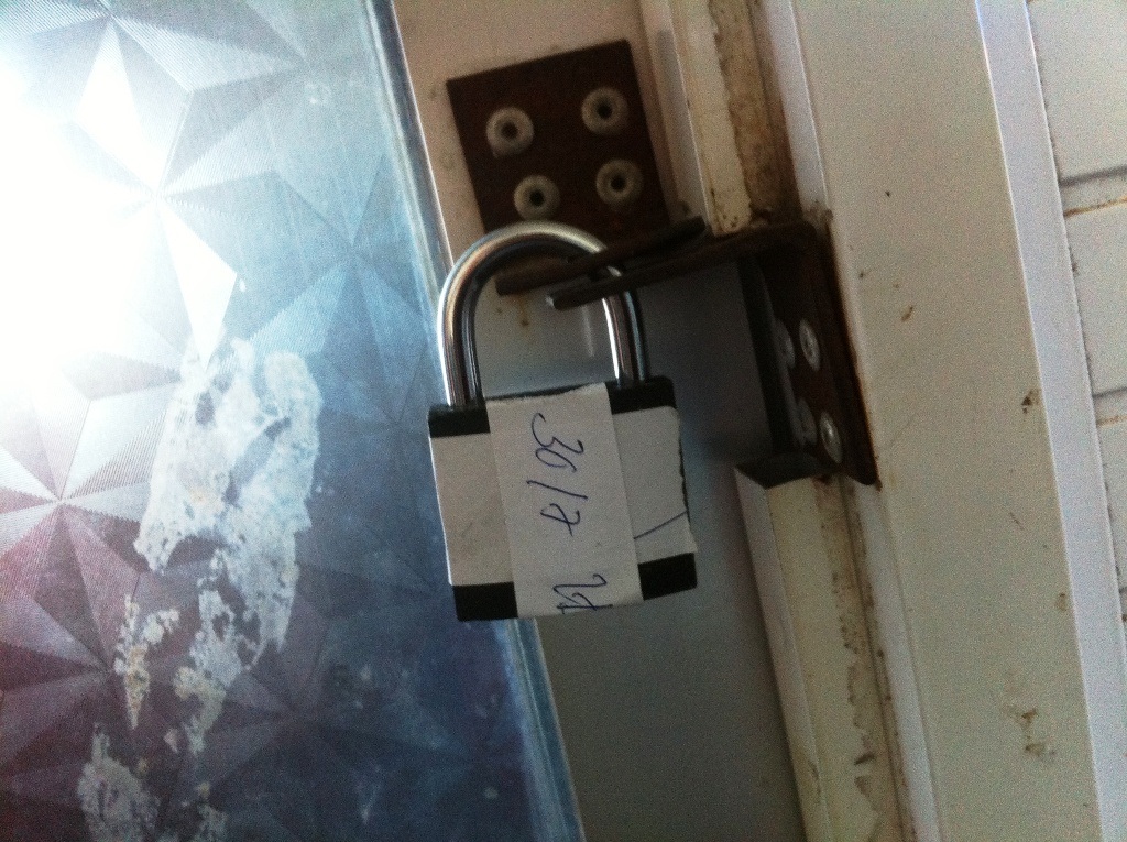 Các phòng chức năng thì bị khóa lại, trên các ổ khóa, những mảnh giấy “niêm phong” được dán lên ghi thời gian và cả tên của Công ty TNHH Minh Khang là đơn vị đã đầu tư nên bệnh viện Thành An - Sài Gòn.