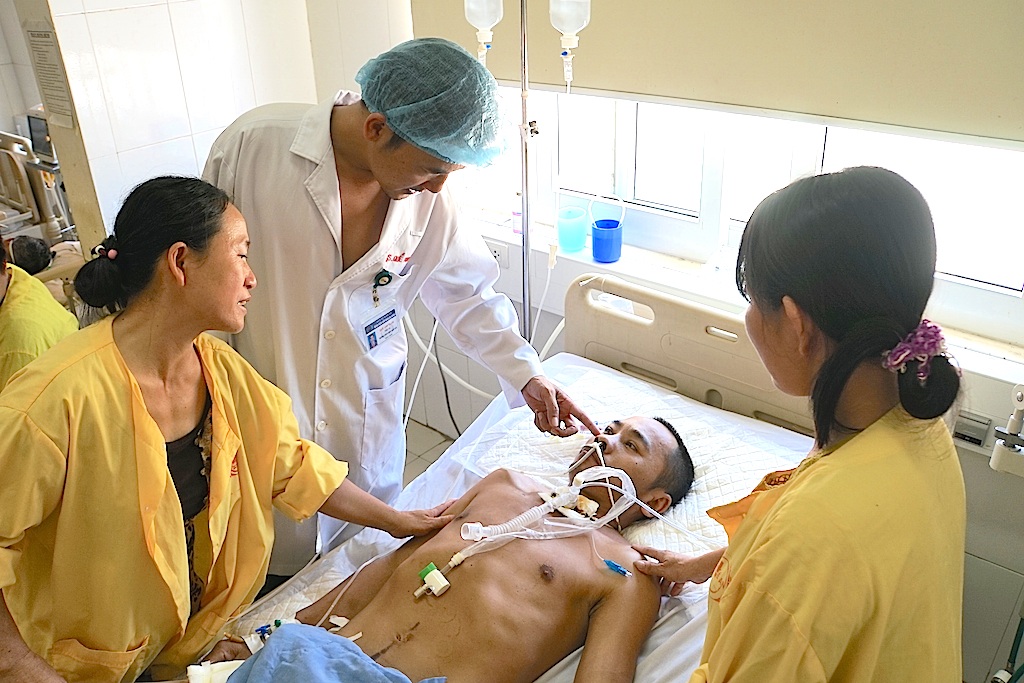 Hơn 45 triệu đồng đến với chị Phạm Thị Thảo - 2 TS.BS Quế Anh Trâm - Trưởng khoa bệnh nhiệt đới kiểm tra cho bệnh nhân Tuyên.