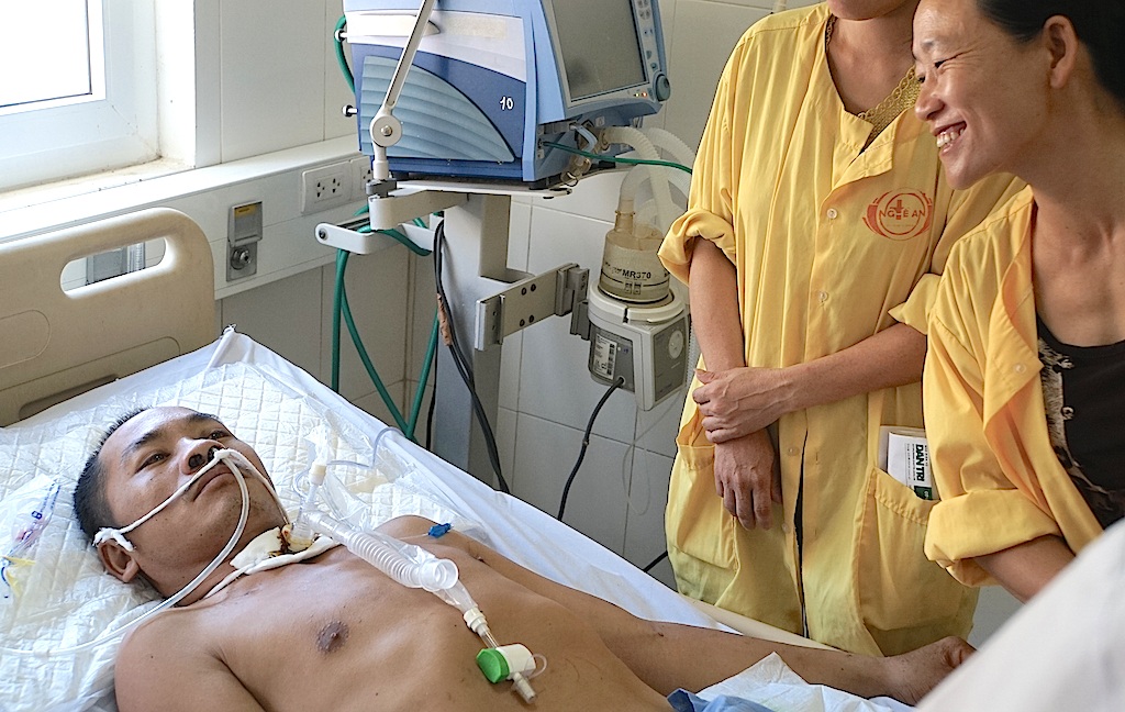 Hơn 45 triệu đồng đến với chị Phạm Thị Thảo - 5 Người thân gia đình anh Tuyên vui vẻ.