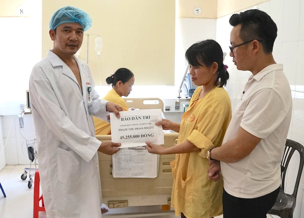 Hơn 45 triệu đồng đến với chị Phạm Thị Thảo - 1 TS.BS Quế Anh Trâm - Trưởng khoa bệnh nhiệt đới cùng với PV Dân trí trao quà đến chị Phạm Thị Thảo tại BVHNĐK Nghệ An.