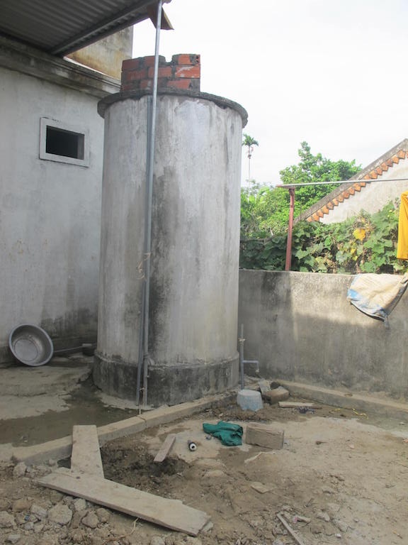 Lửa phun lên ngùn ngụt từ miệng giếng khoan - 4 Miệng khoan nằm ở sát ngay bể đựng nước của gia đình.