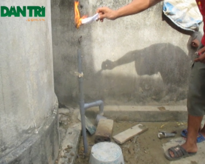 Lửa phun lên ngùn ngụt từ miệng giếng khoan - 5
Đưa mảnh giấy lên miệng ống giếng, lập tức giấy bắt lửa bốc cháy.