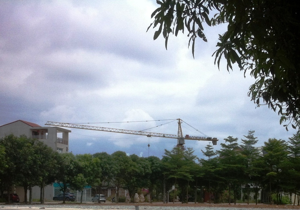 Biến tướng khuôn viên vui chơi thành bãi đỗ xe: Quy hoạch làm nhà trẻ vẫn "đóng băng" - 6 Các hoạt động xây dựng thêm một chung cư 14 tầng nữa đang được thực hiện.