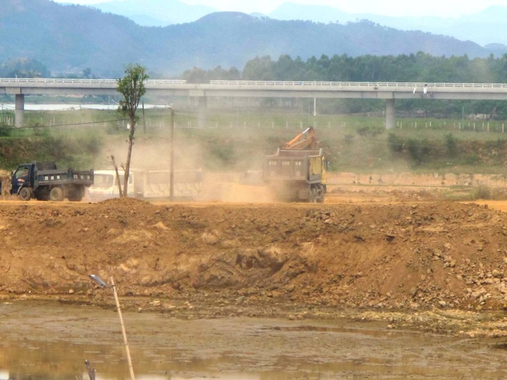Nghệ An: Lợi dụng trang trại nuôi vịt đào đất bán cho... doanh nghiệp? - 6 Bụi bay lên mù mịt.