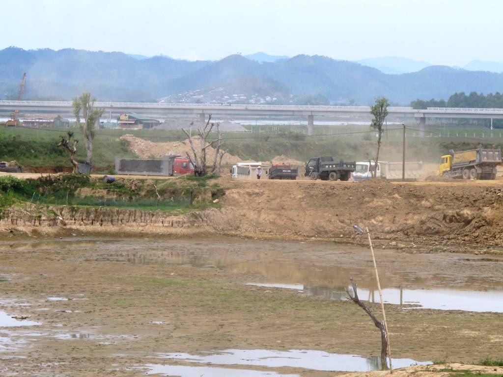 Nghệ An: Lợi dụng trang trại nuôi vịt đào đất bán cho... doanh nghiệp? - 4 Chỉ việc múc đất bán lấy tiền xong là có chỗ nuôi vịt?.