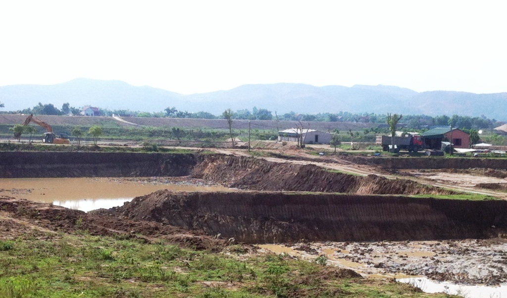 Nghệ An: Lợi dụng trang trại nuôi vịt đào đất bán cho... doanh nghiệp? - 11 Sau khi múc đất bán, trang trại trở thành những ô vuông vắn.