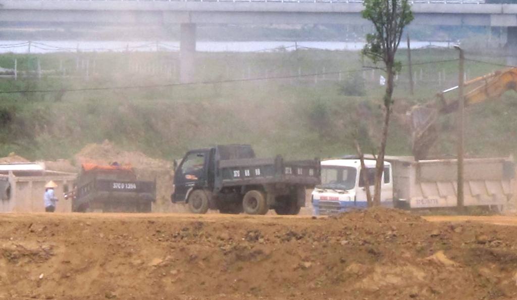 Nghệ An: Lợi dụng trang trại nuôi vịt đào đất bán cho... doanh nghiệp? - 7
Mỗi khi xe muốn vào chở đất thì phải đưa cho người phụ nữ này tiền.