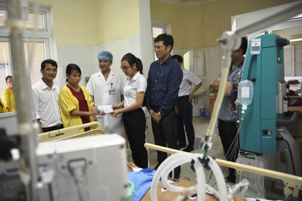 Đại diện cho nhóm thiện nguyện của Phó bí thư Tỉnh ủy Nghệ An trao tiền tới chị Phạm Thị Thảo.