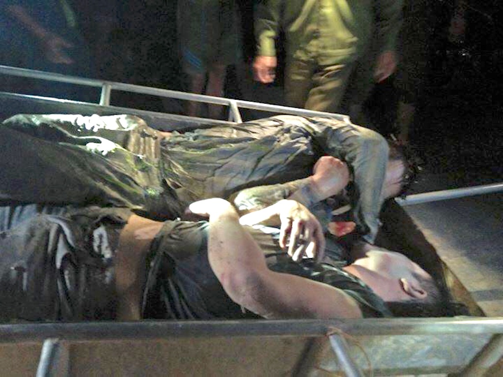 Cả làng vây đánh, đốt xe của 2 thanh niên vì nghi trộm chó - 2 Hai thanh niên bị người dân đánh bất tỉnh.