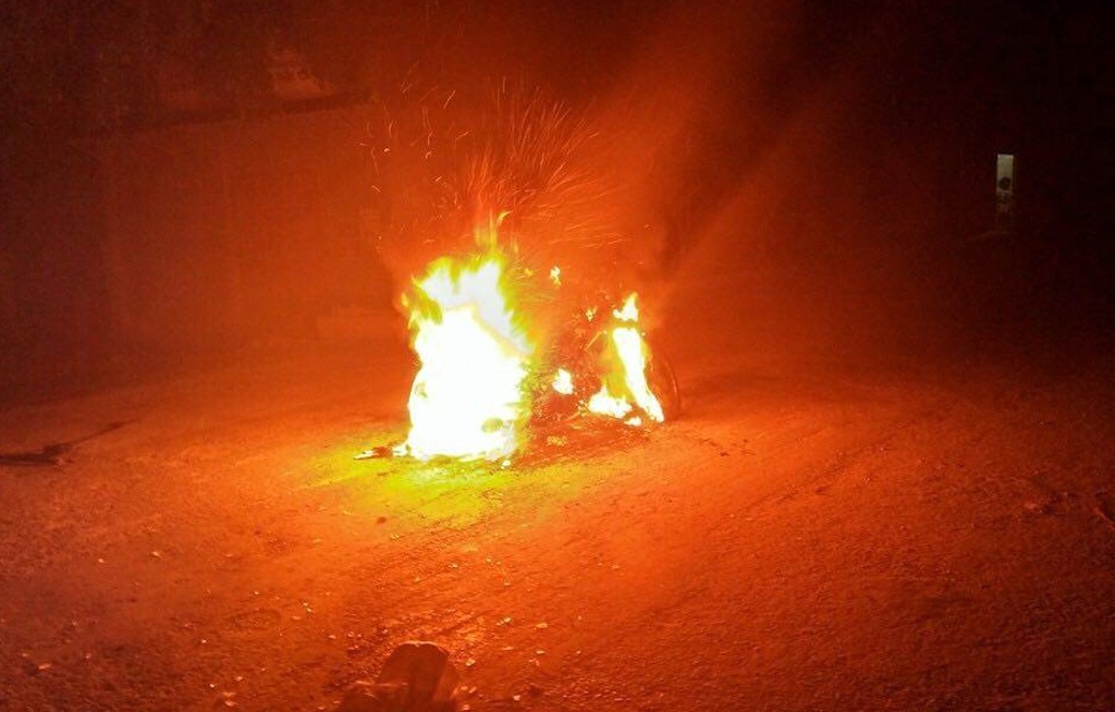 Cả làng vây đánh, đốt xe của 2 thanh niên vì nghi trộm chó - 1 Chiếc xe máy bị đốt cháy ngùn ngụt.