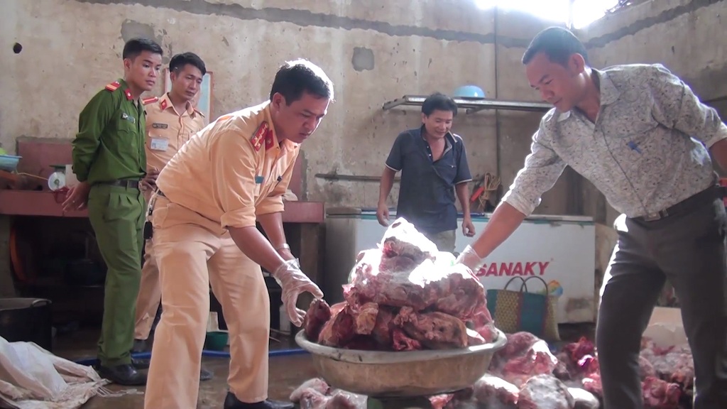“Mật phục” bắt quả tang cơ sở tàng trữ gần 200 kg nội tạng, thịt bò bốc mùi - 2 “Mật phục” bắt quả tang cơ sở tàng trữ gần 200 kg nội tạng, thịt bò bốc mùi - 2