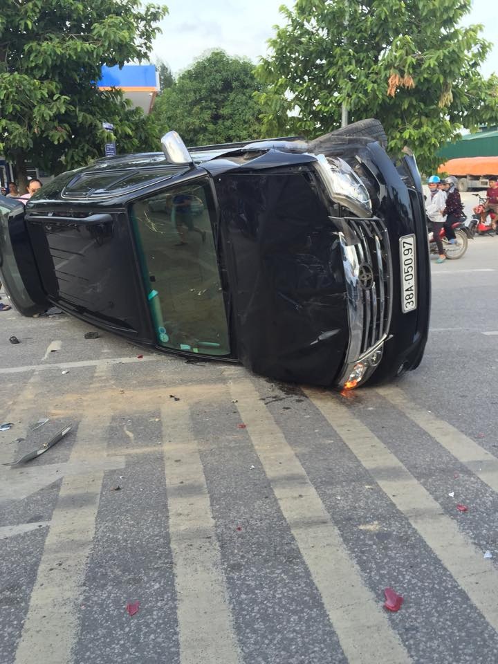 Ô tô tông nhau lật nghiêng trên phố - 4 Ô tô tông nhau lật nghiêng trên phố - 4
