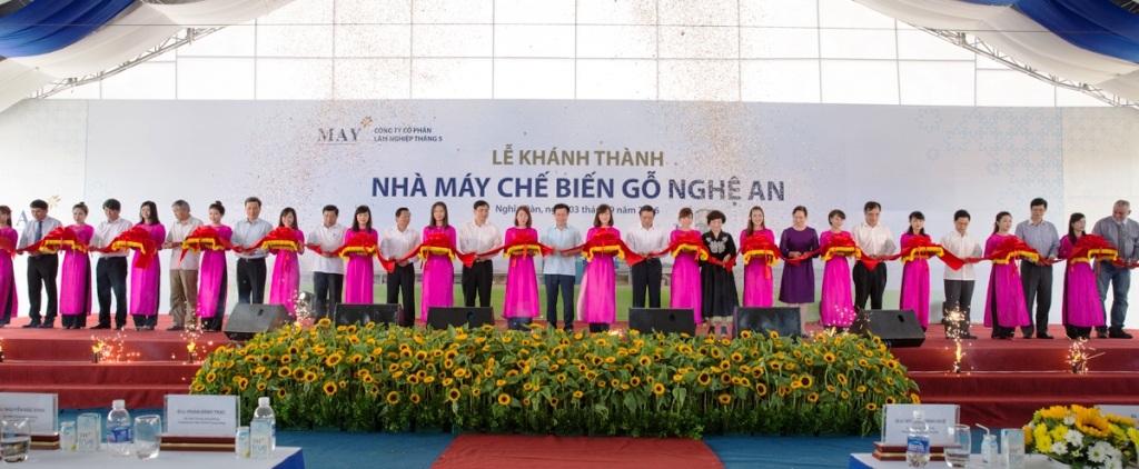 Thông tuyến quốc lộ 48D, động lực phát triển các huyện miền Tây xứ Nghệ - 4 Cũng trong buổi sáng ngày 3/9, Phó thủ tướng Chính phủ Vương Đình Huệ dự lễ cắt băng khánh thành Nhà máy chế biến gỗ Nghệ An.