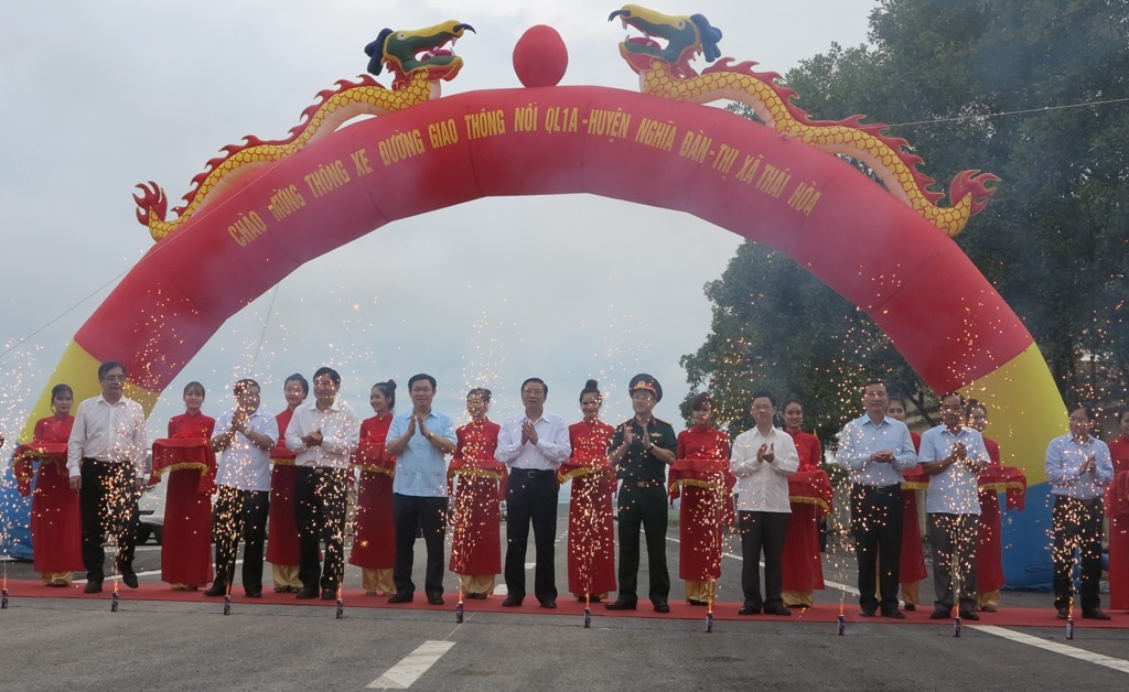 Phó thủ tướng Vương Đình Huệ cùng lãnh đạo các Bộ, Ban, Ngành Trung ương và địa phương cắt băng chính thức thông xe tuyến quốc lộ 1A - Nghĩa Đàn - thị xã Thái Hòa.