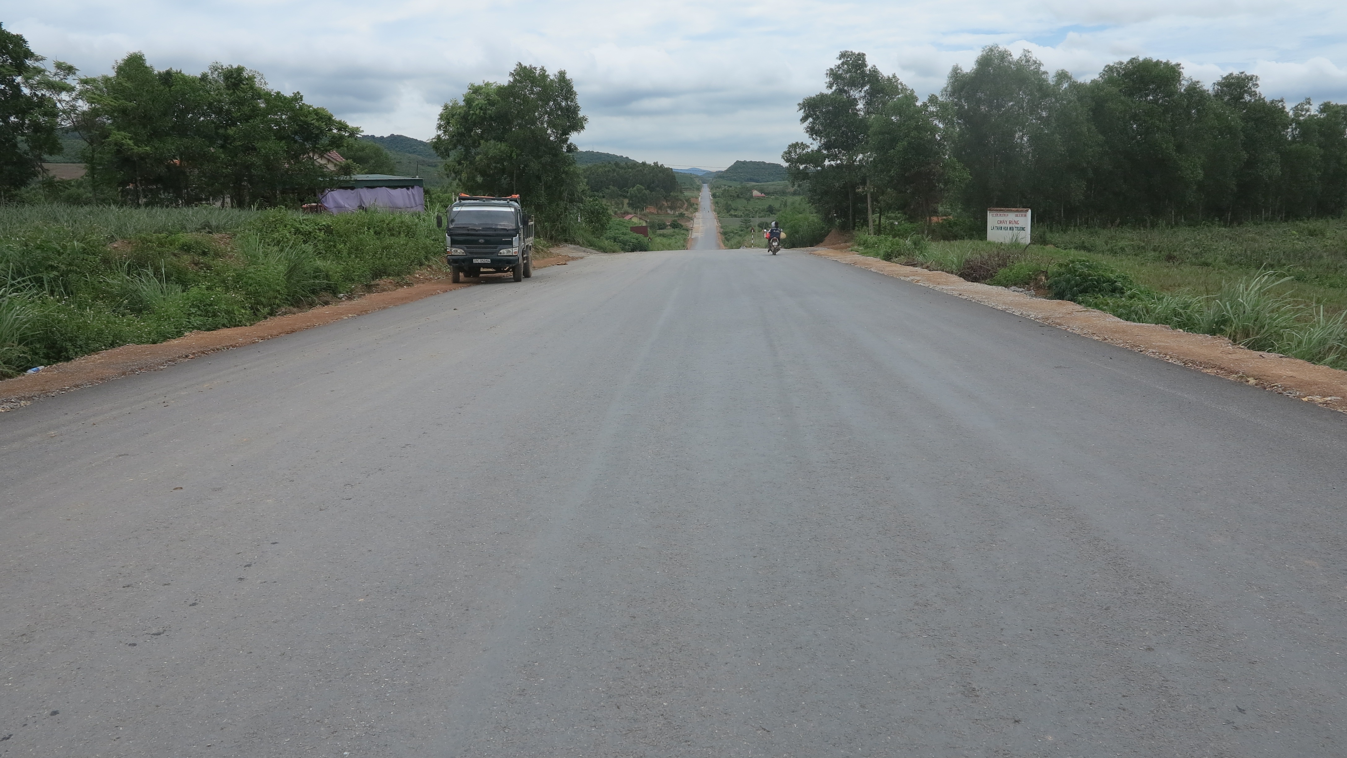 Quốc lộ 48D được đầu tư với tổng số vốn hơn 855 tỷ đồng, sẽ là trục giao thông trọng điểm giúp phát triển kinh tế, xã hội vùng miền Tây xứ Nghệ.