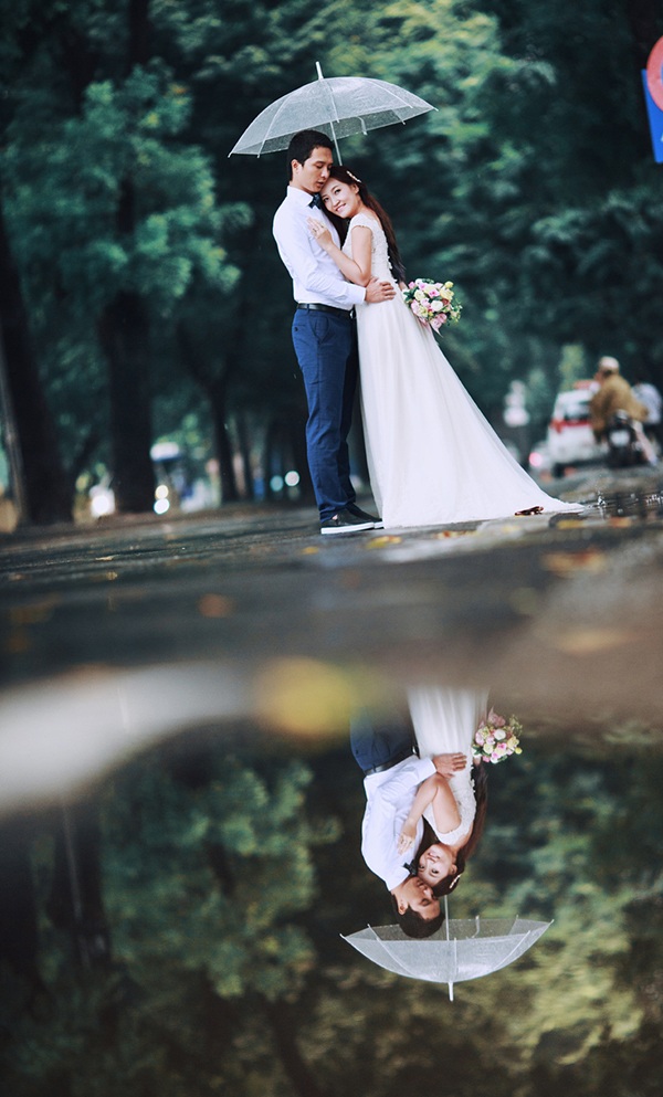 Ảnh cưới độc đáo giữa ngày mưa lụt của cặp đôi Hà thành - 3 Hà Nội ướt mưa trở thành bối cảnh lãng mạn trong những bức ảnh cưới của Trâm và Trí