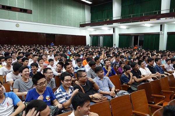 800 bạn sinh viên Bách khoa đã lắng nghe, đặt câu hỏi cho những đàn anh thành đạt