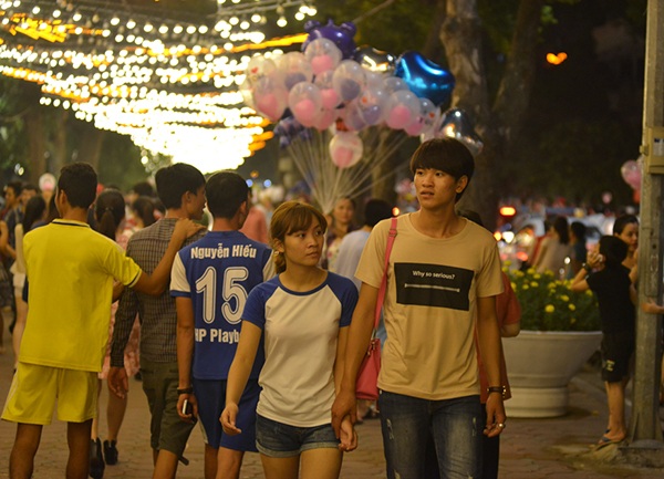 Các cặp đôi “tay trong tay” dạo phố đêm Trung thu - 3 Các cặp đôi “tay trong tay” dạo phố đêm Trung thu - 3