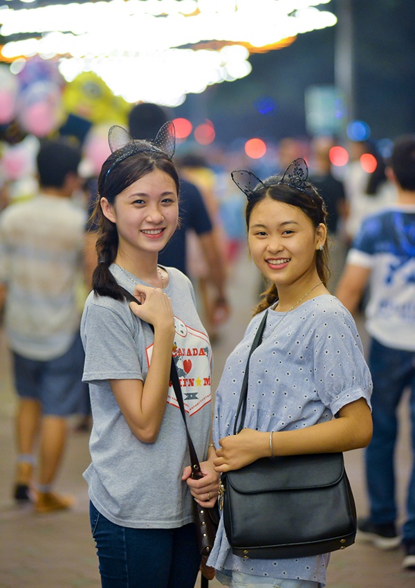 Các cặp đôi “tay trong tay” dạo phố đêm Trung thu - 6 Các cô bạn thân cũng rủ nhau đi chơi Trung thu