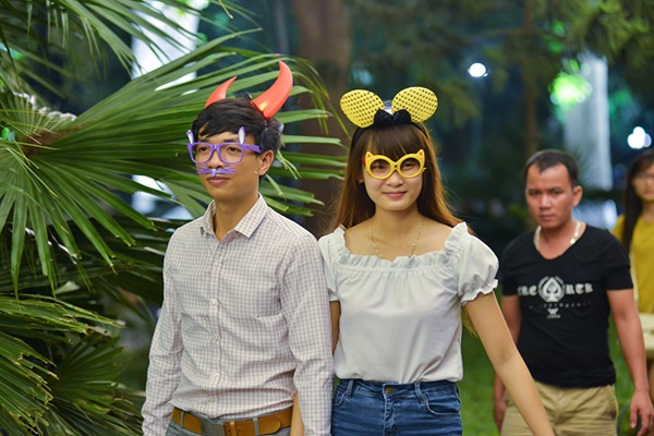 Các cặp đôi “tay trong tay” dạo phố đêm Trung thu - 2 Nhiều kiểu hóa trang thú vị của các bạn trẻ trong đêm hội