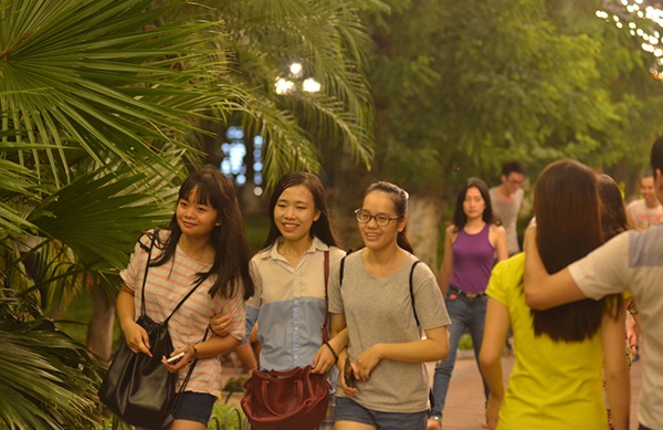 Các cặp đôi “tay trong tay” dạo phố đêm Trung thu - 11 Các cặp đôi “tay trong tay” dạo phố đêm Trung thu - 11