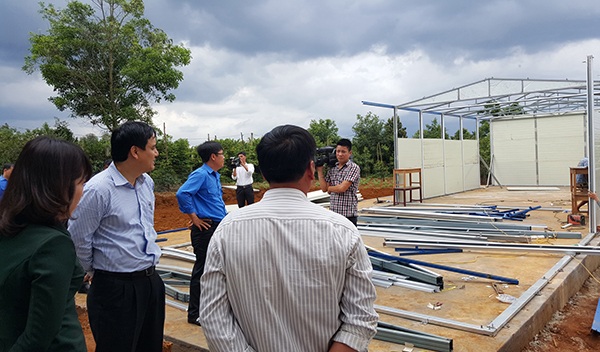 Bí thư T.Ư Đoàn kiểm tra xây dựng nhà bán trú cho HS nghèo - 1 Anh Nguyễn Đắc Vinh - Bí thư thứ nhất T.Ư Đoàn và đoàn công tác thăm và kiểm tra công trình xây dựng nhà bán trú cho em tại tỉnh Đắk Nông