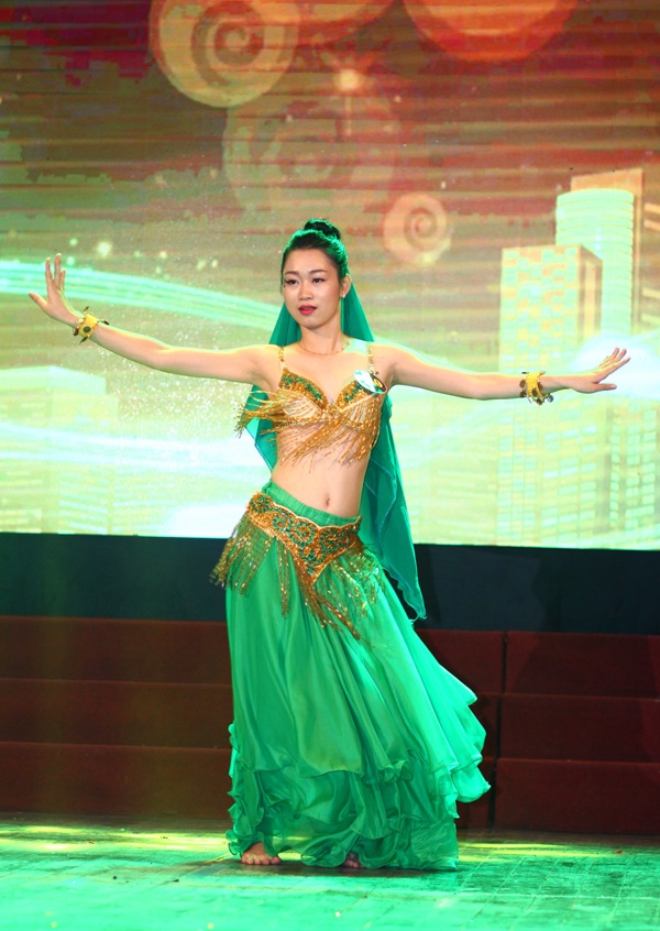 Nữ sinh vẽ bản đồ Việt Nam bằng keo dính và bột kim tuyến - 4 Tiết mục bellydance của Trần Thị Thanh