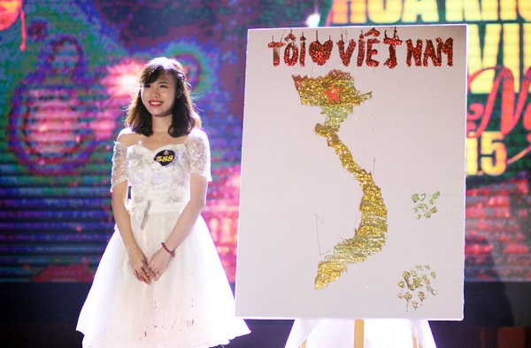 Nữ sinh vẽ bản đồ Việt Nam bằng keo dính và bột kim tuyến - 1 Nguyễn Thị Ngọc và bức tranh bản đồ Việt Nam vẽ bằng keo dán và bột kim tuyến