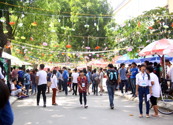 Thiếu nữ Việt làm duyên với yukata truyền thống Nhật Bản - 10 Khuôn viên kí túc xá trường ĐH Bách Khoa được trang trí bởi những chiếc chuông gió, quạt giấy lãng mạn