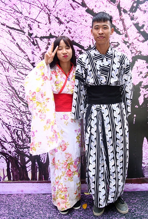 Thiếu nữ Việt làm duyên với yukata truyền thống Nhật Bản - 8 Các cặp đôi cũng hào hứng mặc trang phục yukata