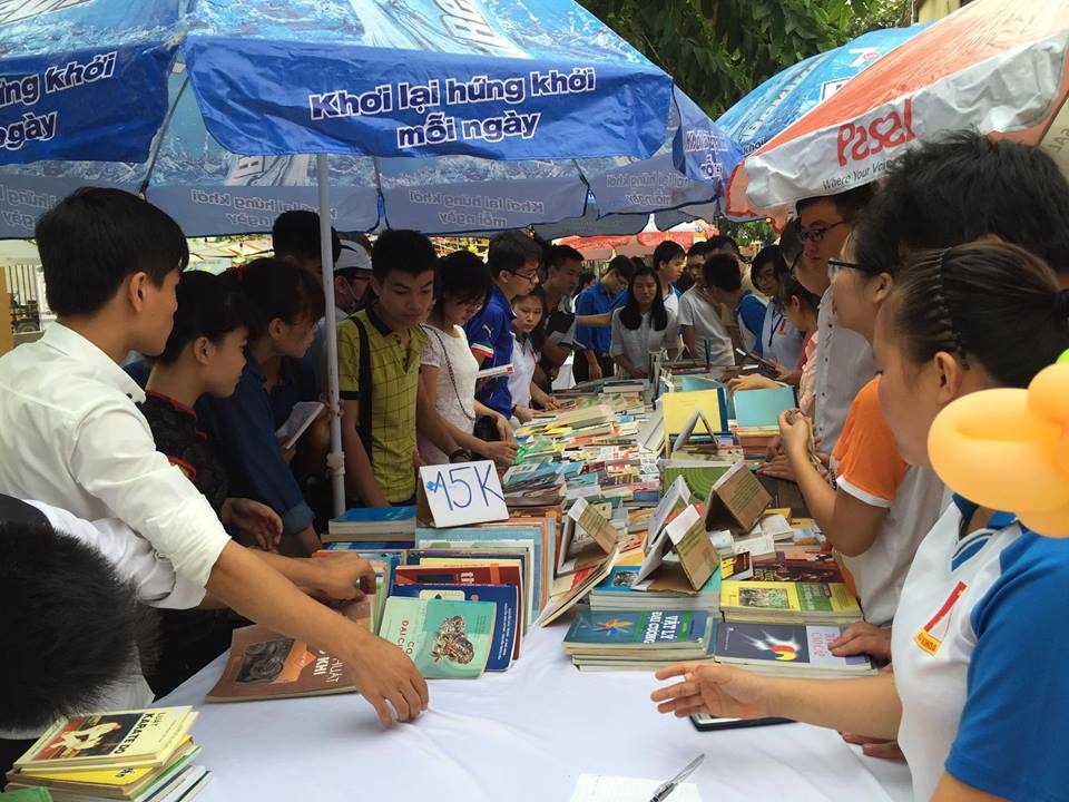 Thiếu nữ Việt làm duyên với yukata truyền thống Nhật Bản - 11 Bên cạnh đó, các gian hàng trao đổi, mua bán sách cũng thu hút đông đảo các bạn trẻ. Với chương trình Mua sách tặng giáo trình, các sinh viên Bách Khoa đã có một ngày ý nghĩa khi vừa có thể thúc đẩy phong trào đọc sách, yêu sách, vừa có thể hỗ trợ các tân sinh viên khi mới bước vào trường.