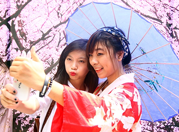 Thiếu nữ Việt làm duyên với yukata truyền thống Nhật Bản - 6 Không quên ghi lại cho mình những khoảnh khắc đáng yêu khi hóa thân thành người Nhật